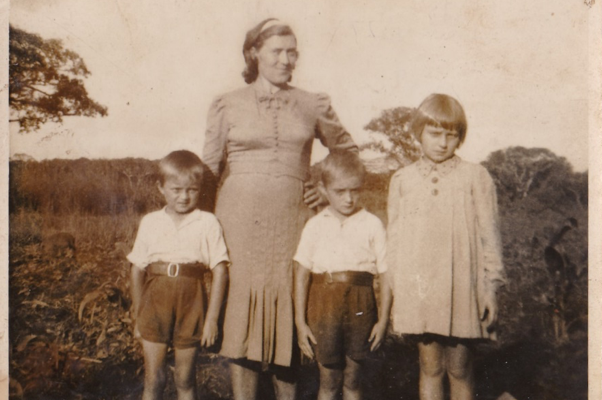 Kubisz (middle) with his mother and siblings, 1945/46 (Romuald Kubisz/archive)